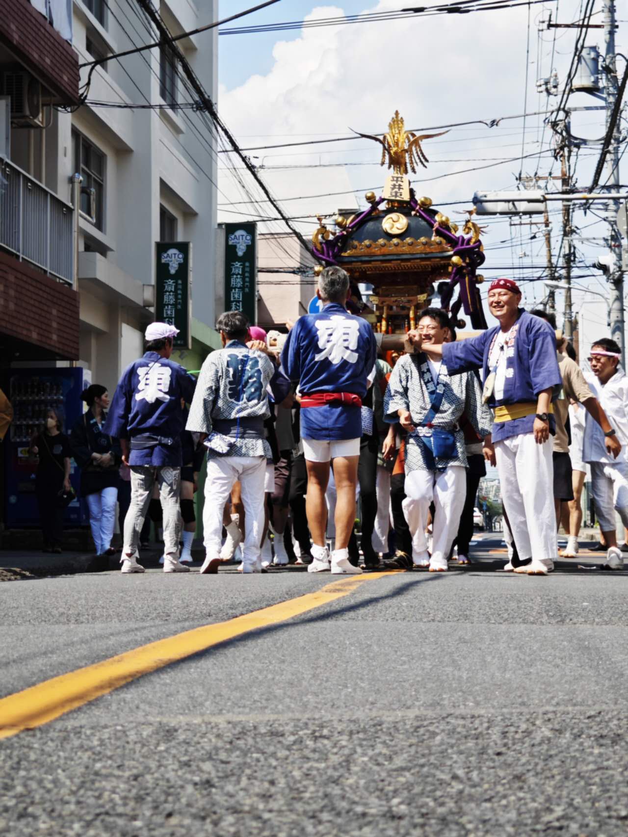 平井諏訪神社祭での神輿渡御の様子