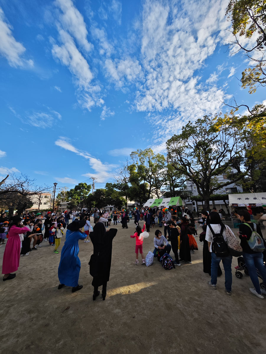 ハロウィンパーティーでの仮装した参加者